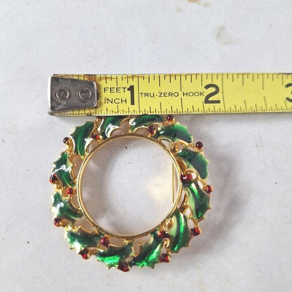 Vintage Christmas Gold Tone Wreath Brooch Pin Jewelry - Picture 3 of 3